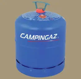 Campingaz auf grauem Hintergrund