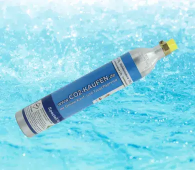 Kohlensäure Co2 Flasche vor einem Wasser Hintergrund