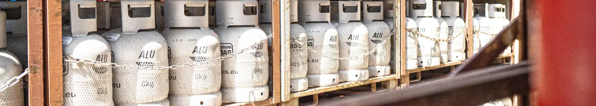 Gase Alu-Gasflaschen in einer Gitterbox