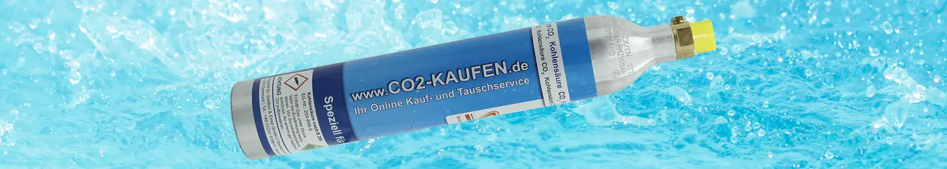 Kohlensäure Co2 Flasche vor einem Wasser Hintergrund